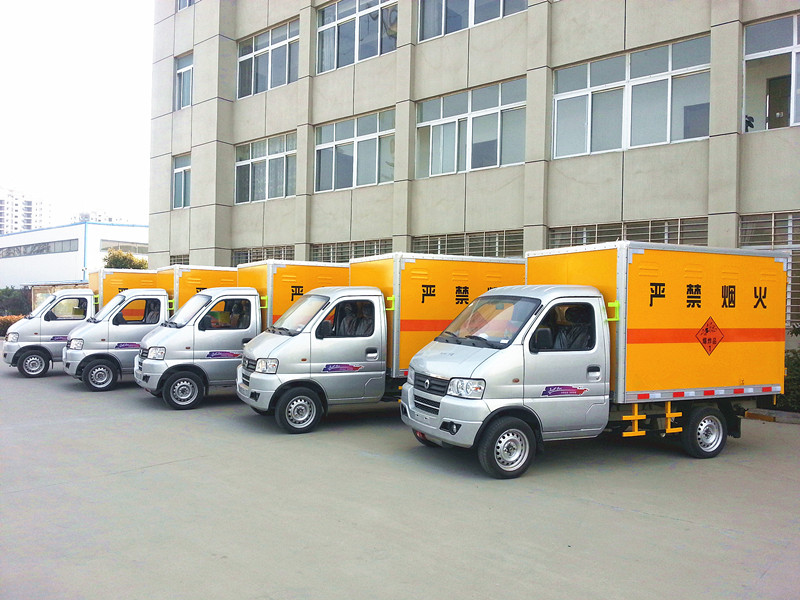 東風(fēng)俊風(fēng)易燃?xì)怏w廂式運(yùn)輸車