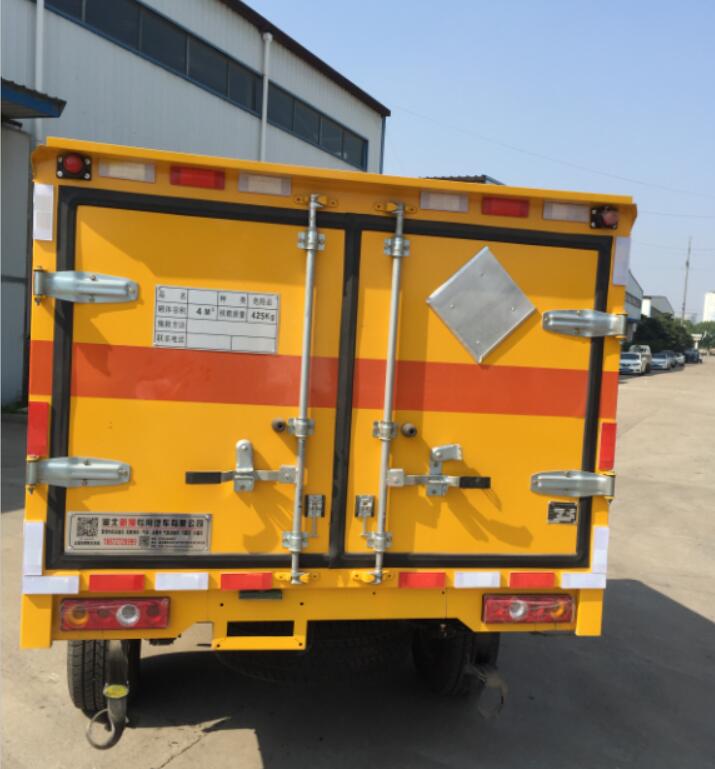 日產(chǎn)單排四驅(qū)皮卡雷管炸藥運(yùn)輸車