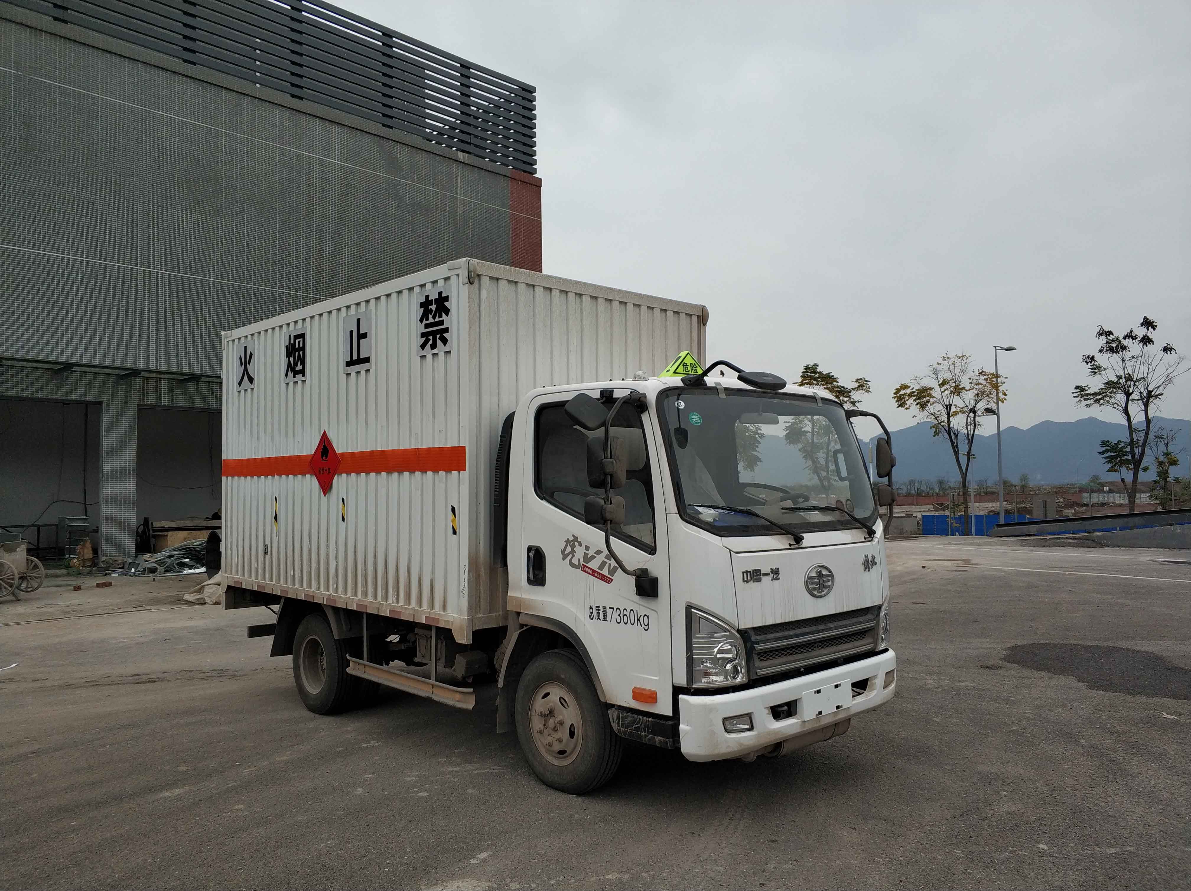 解放牌CA5071XRQP40K17LE5A84型易燃?xì)怏w廂式運(yùn)輸車