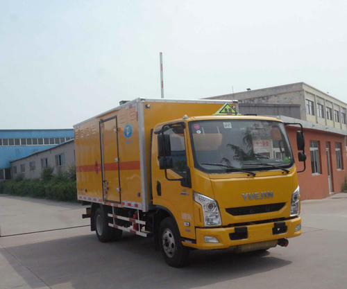 躍進超越C300安全達標易燃液體廂式運輸車